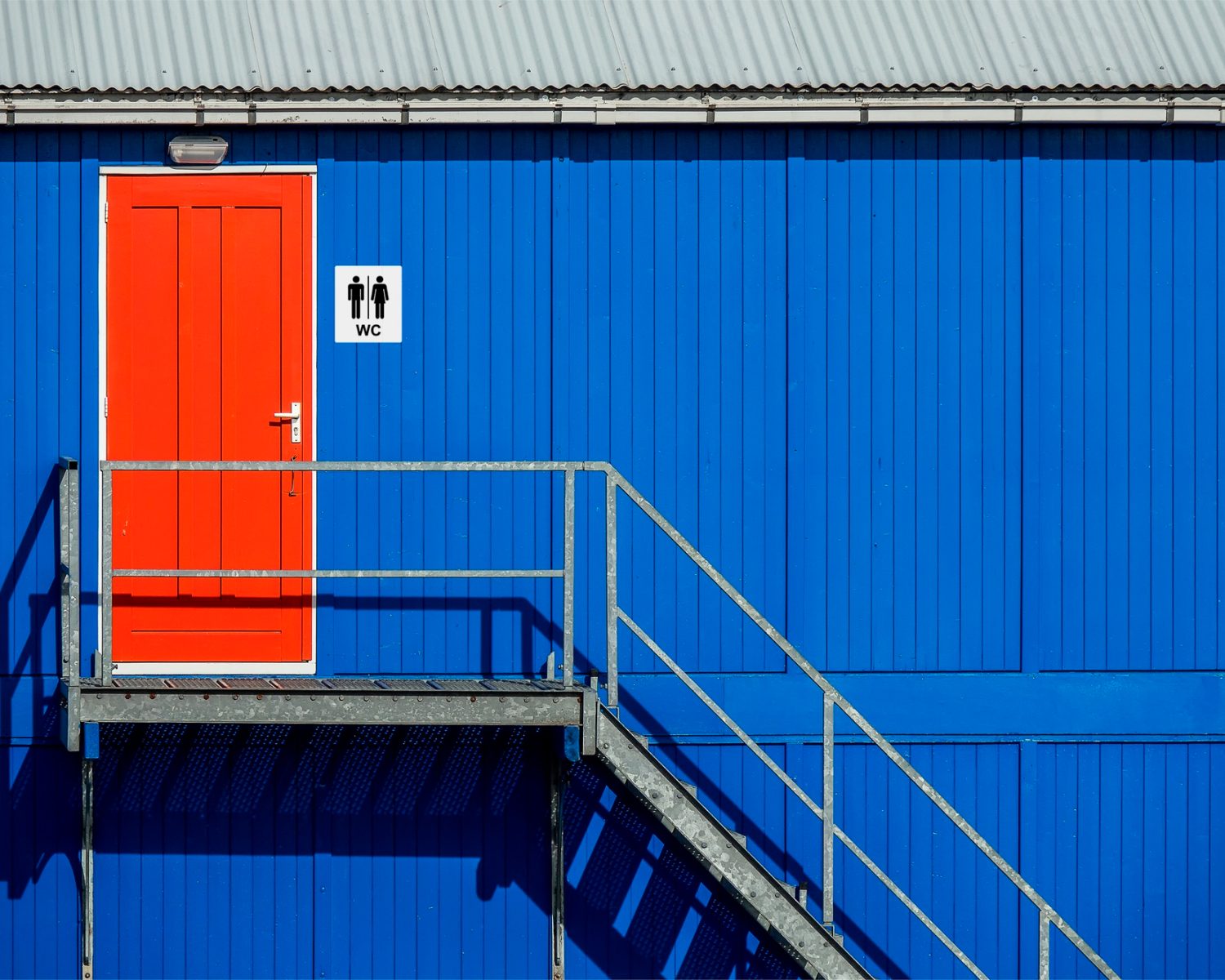 bathroom-sign-near-red-door